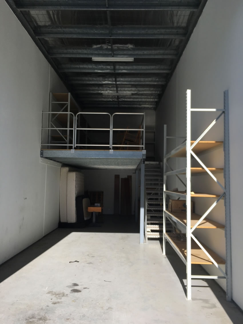 Storage unit with mezzanine