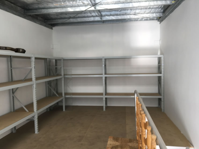 Storage unit with mezzanine